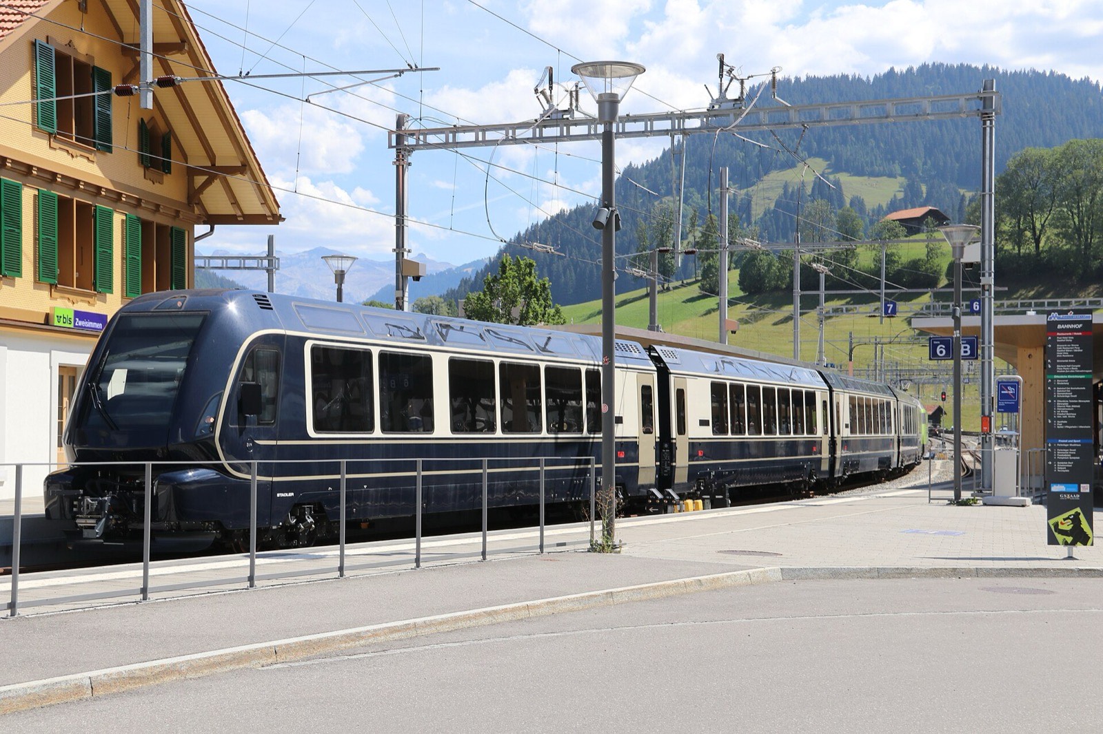 The panoramic Luzern–Interlaken Express on the Brünig line